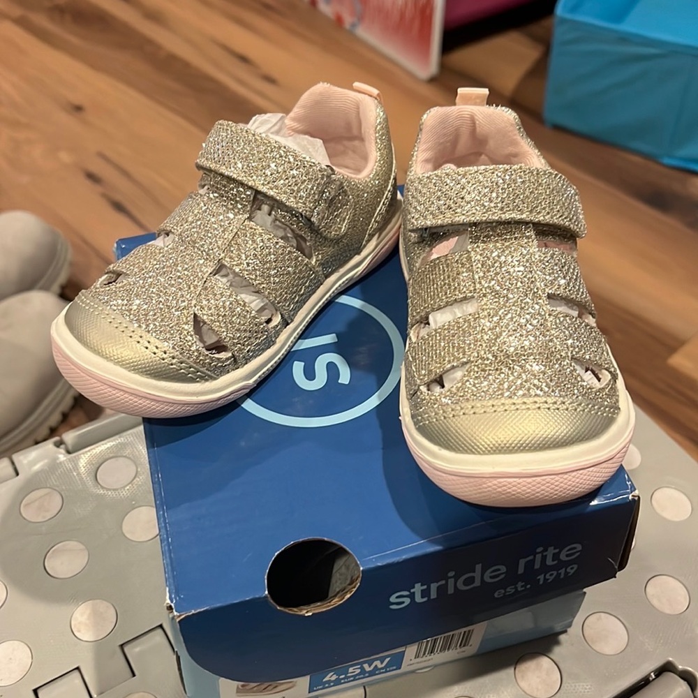 Stride right sneaker sandal